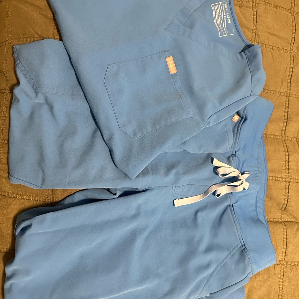 Figs Capri blue scrub set, Catarina top size Sm, high waisted joggers med